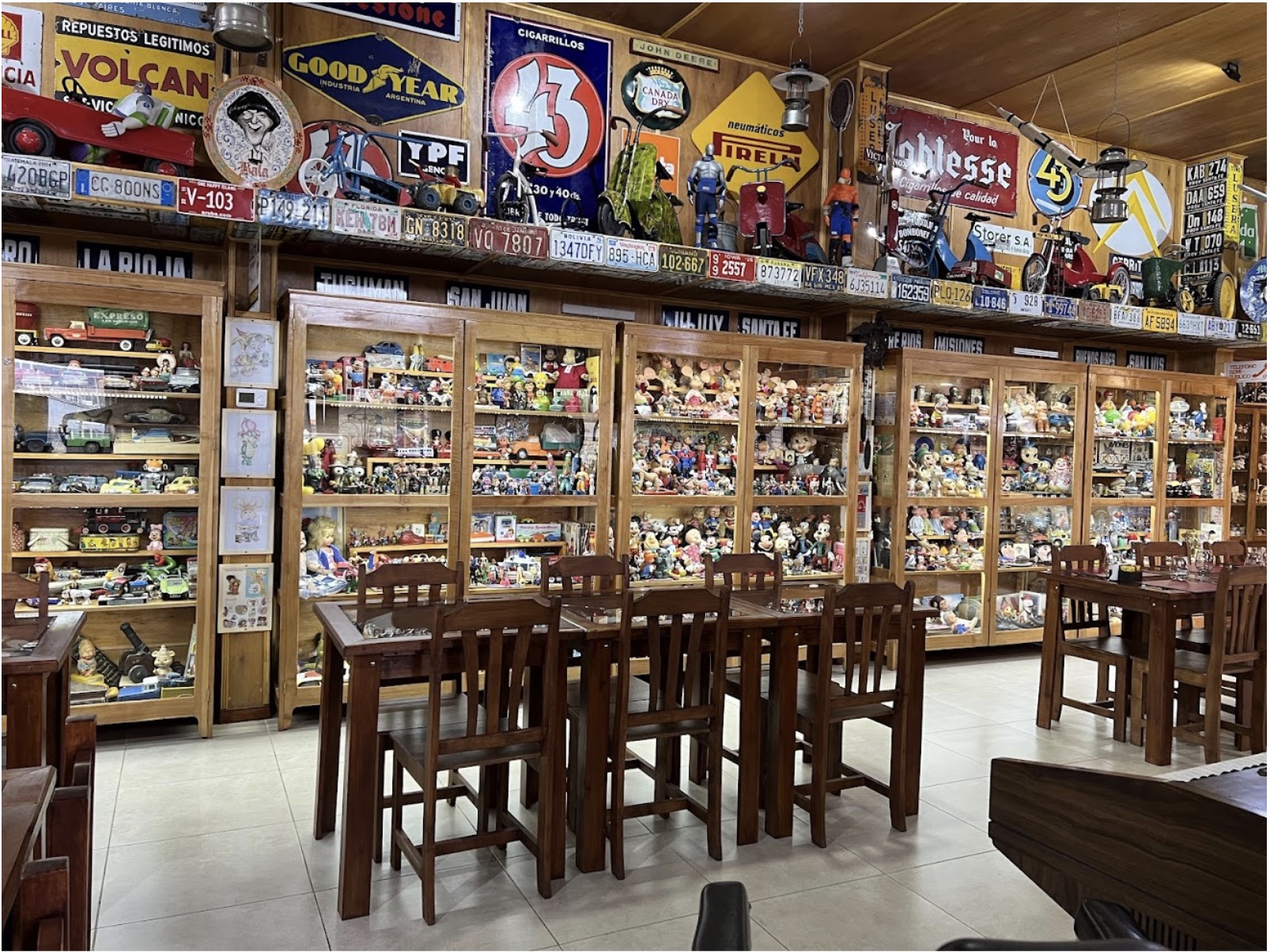 Inside Raíces Fueguinas Museo Resto-Bar