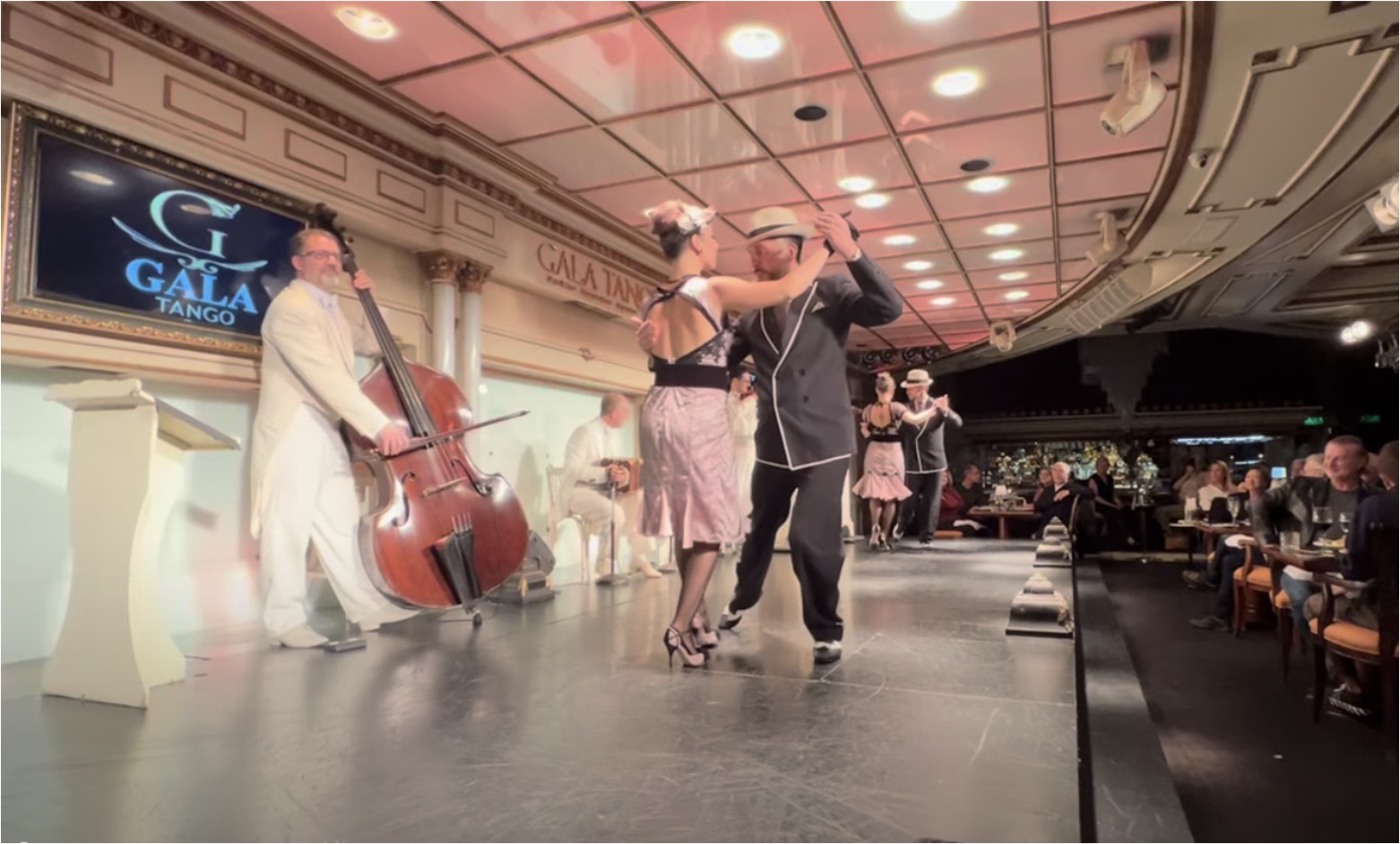 An evening show with tango dancing