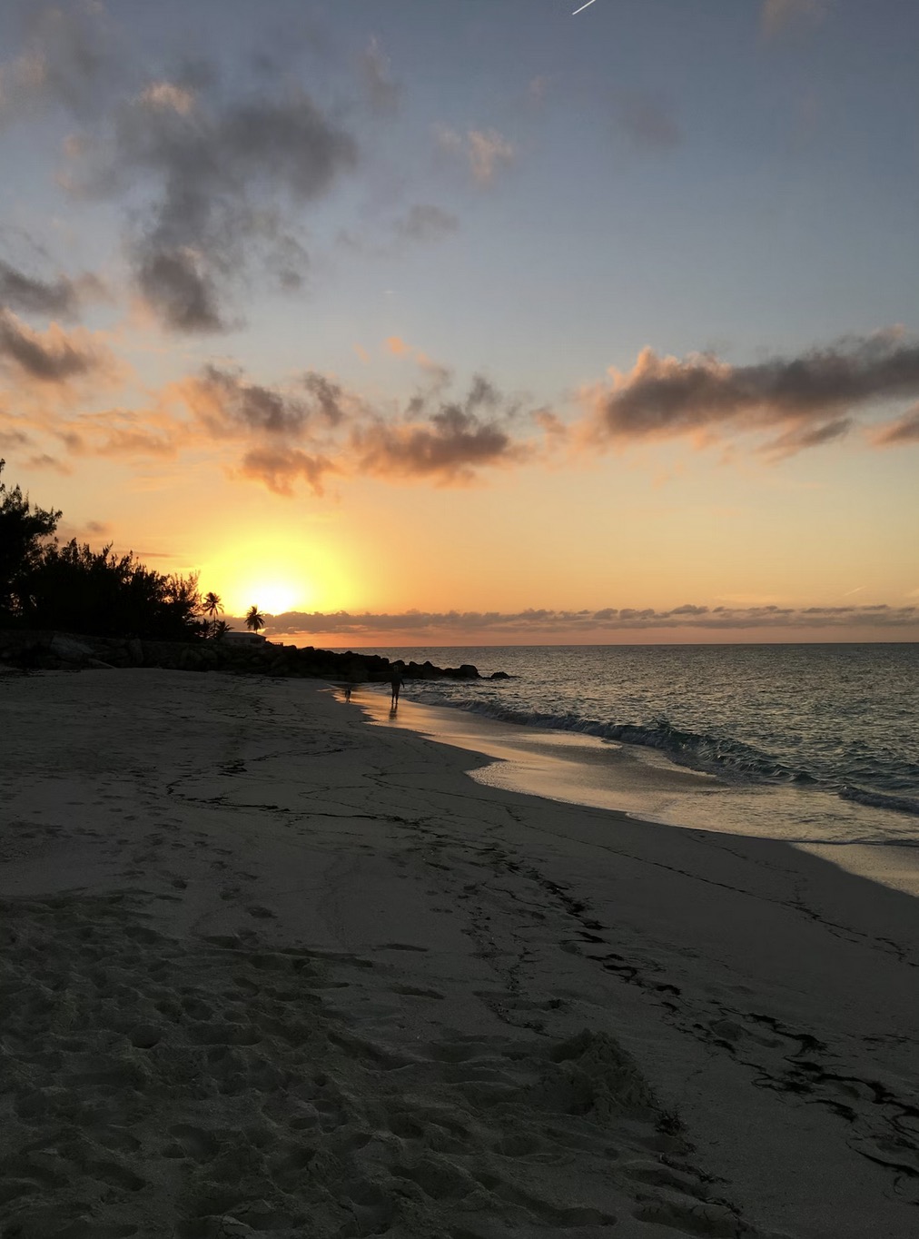 Relaxing view of a sunset in the Bahamas